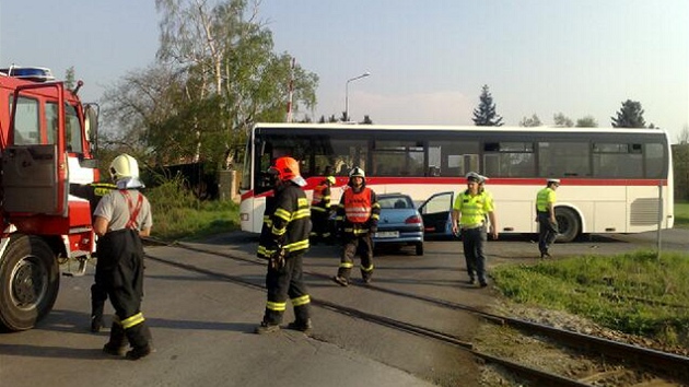 Nehoda auta a autobusu na pejezdu v Jeni.