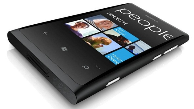 Lumia 800 patří k nejlepším přístrojům se systémem Windows Phone.