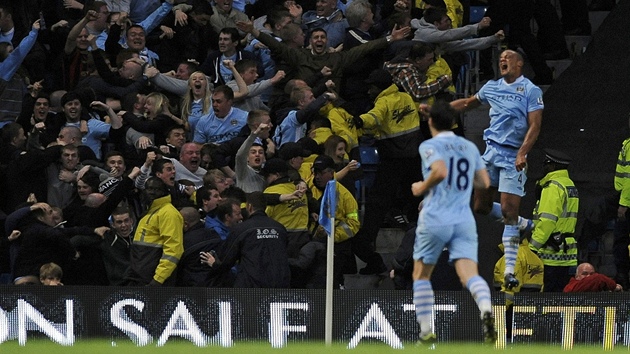 BLEDMODR EUFORIE. Vincent Kompany (vpravo) se raduje spolen s fanouky Manchesteru City z glu v derby s United.