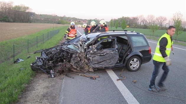 Zdemolovaný automobil, v nm byl uvznný zranný idi. Vz zstal po havárii pevrácený na stee, na snímku jej ji hasii pipravují k odtaení.