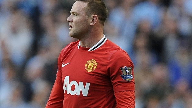 TAK ODPÍSKÁ� FAUL, NEBO NE? Wayne Rooney, úto�ník Manchesteru United, vy�ítav�