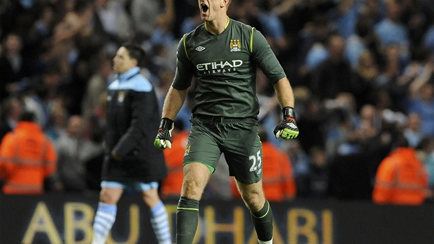 TITUL BUDE N! Brank Joe Hart se po vtzstv 1:0 v derby nad Manchesterem United t, a jeho Manchester City vyhraje tak celou anglickou ligu. City se dky tto vhe dv kola ped koncem anglick ligy dostalo do ela tabulky o skre prv ped United.