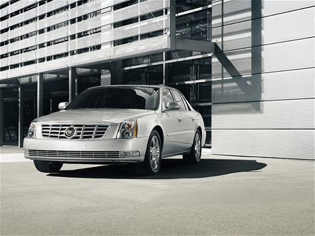 Cadillac DTS konceru General Motors.