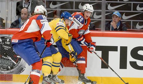 Henrik Zetterberg v sevení dvou norských soupe. Zastavit se ho snaí Lars