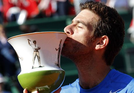 Argentinský tenista Juan Martin del Potro s trofejí pro vítze turnaje v