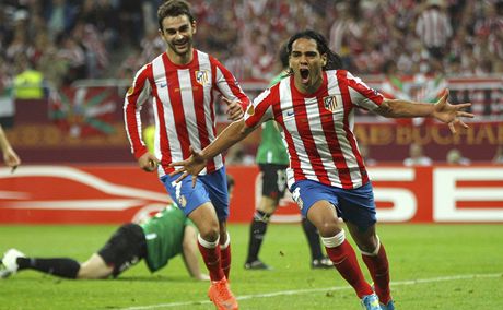 STELEC. Falcao, kanonýr Atlétika Madrid (vpravo), oslavuje svj druhý gól ve