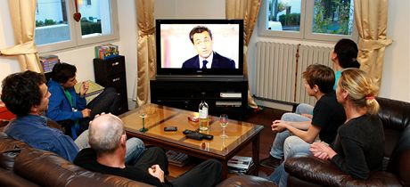 Francouzská rodina sleduje pedvolební televizní debatu mezi Françoisem