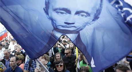 Za est a slávu Vladimira Putina. Demonstrace na podporu ruského prezidenta v centru Moskvy.