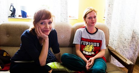 Anna a Ester Geislerovy pi natáení dílu pod hladinou v roce 2012. Nyní ji T opakuje