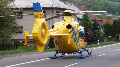 Popáleného mue transportoval vrtulník do praské nemocnice. Ilustraní snímek