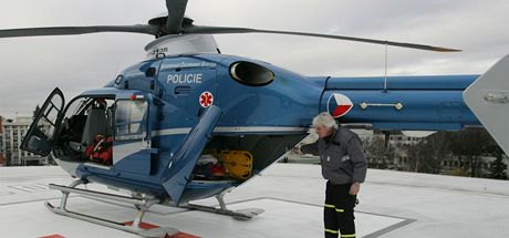 Vrtulník na heliportu ve Fakultní nemocnici v Hradci Králové