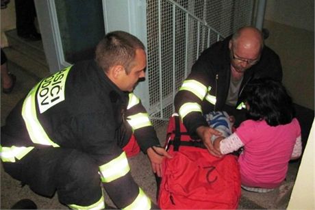 Chodovtí hasii vyjídli na pomoc holice, které se zasekla ruka mezi