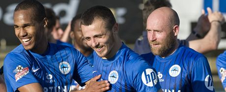 Liberetí fotbalisté gratulují Miloi Bosaniovi.