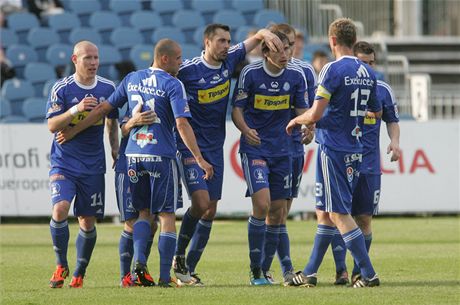 OLOMOUCKÁ RADOST. Fotbalisté Olomouce se radují ze vsteleného gólu.