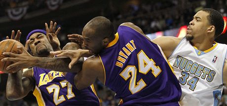 Jordan Hill (vlevo) a Kobe Bryant s Los Angeles Lakers v souboji s JaVale