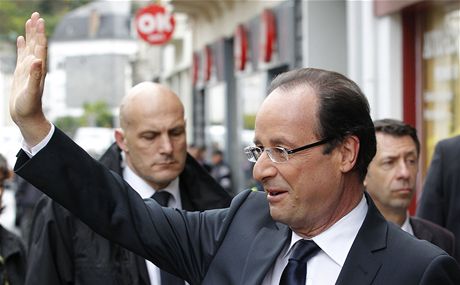 Socialista François Hollande zdraví píznivce ve "svém" mst Tulle, kde práv