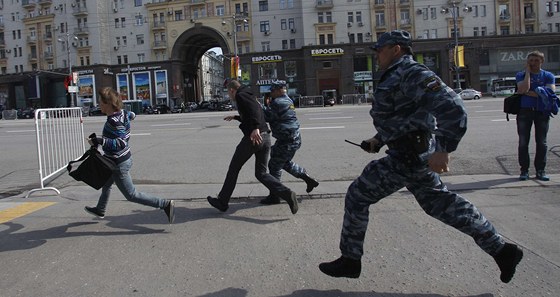 Policie zatýká demonstranty proti Vladimiru Putinovi. (7. kvtna 2012)
