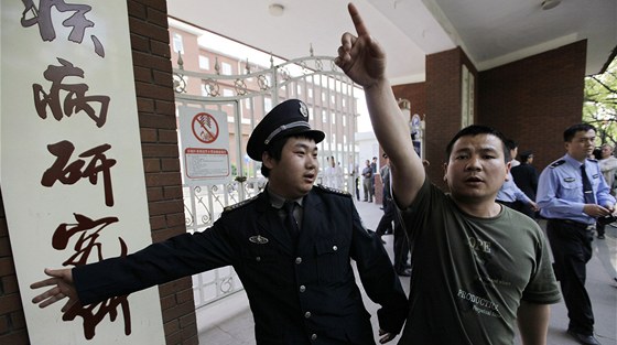 ínská policie hlídkuje ped pekingskou nemocnicí, kam z ambasády USA pevezli