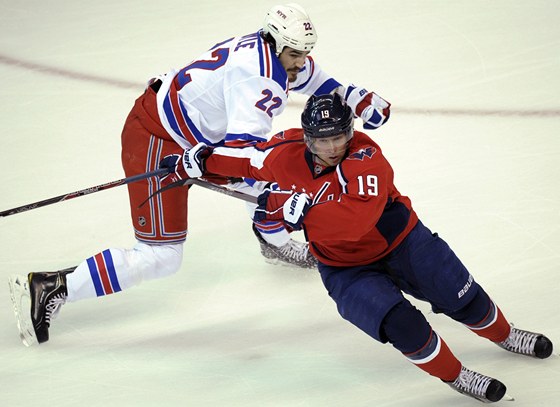 ÚNIK. Nicklas Bäckström z Washingtonu u má náskok, Brian Boyle z New York