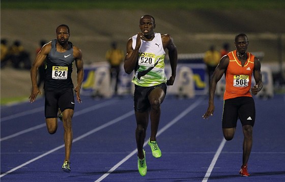 Usain Bolt (uprosted) si v Kingstonu bí pro vítzství na stometrové trati.