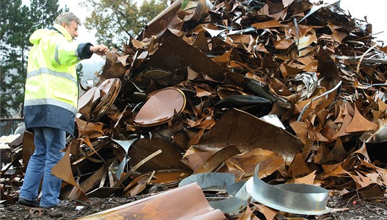 Dvě skupiny zlodějů nakradly tisíce kilogramů kovových materiálů, které se snažily udat ve sběrnách kovů. Část lupu se v nich podařilo policistům zajistit. Ilustrační snímek
