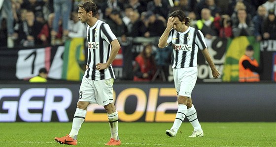 TO SNAD NE. Claudio Marchisio (vlevo) a Andrea Pirlo, záloníci Juventusu, jsou