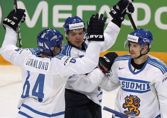 FINSKÁ RADOST. Hokejisté Mikael Granlund, Jarkko Immonen a Niko Kapanen (zleva)