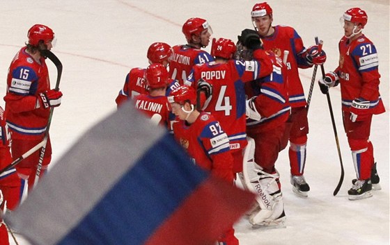 RUSKÁ RADOST. Hokejisté Ruska oslavují vítězství nad Norskem.