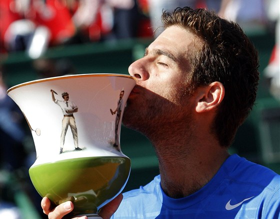 Argentinský tenista Juan Martin del Potro s trofejí pro vítze turnaje v