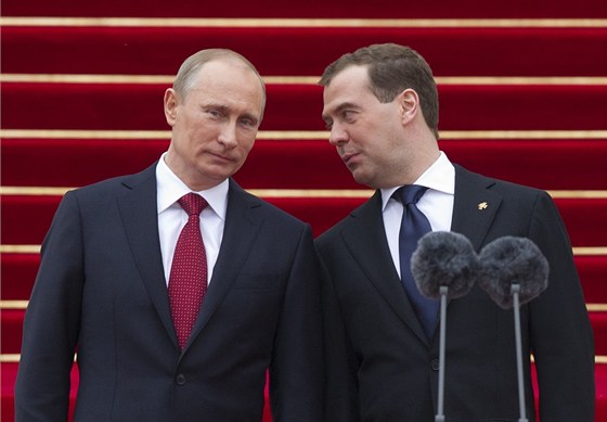 Staronový prezident Vladimir Putin a novopeený premiér Dmitrij Medvedv pi Putinov inauguraci (7. kvtna 2012).