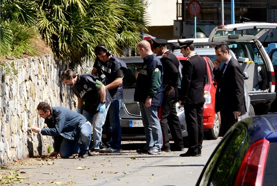Policisté pi vyetování na míst inu, kde byl neznámými pachateli postelen