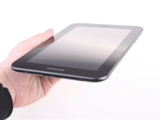 Galaxy Tab 7.0 Plus je velmi malý a lehký tablet, který padne do kadé ruky.