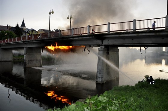 Hasii likvidovali rozsáhlý poár elektroinstalace na most pes eku Bevu v