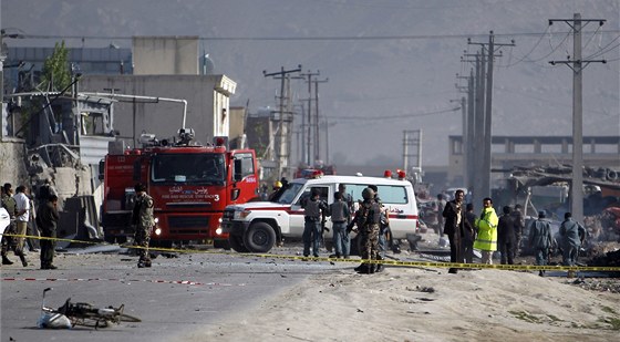 Ulice Kábulu poté, co tam zaútoil sebevraedný atentátník. Krátce pedtím ze