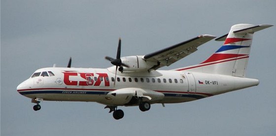 Pasaéry stroje ATR42 na dohled míjel velký airbus. Následoval prudký obrat jejich letadla.