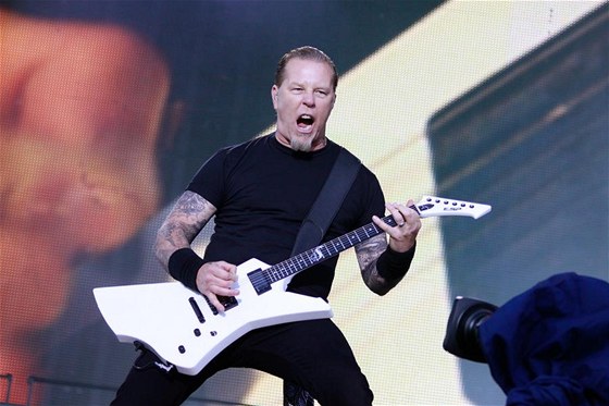 Frontman James Hetfield ve svém typickém postoji.