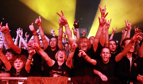 Fanouci pichystali dvouhodinovému koncertu pravou metalovou atmosféru. K ní...