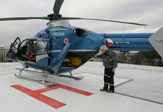 Vrtulník na heliportu ve Fakultní nemocnici v Hradci Králové