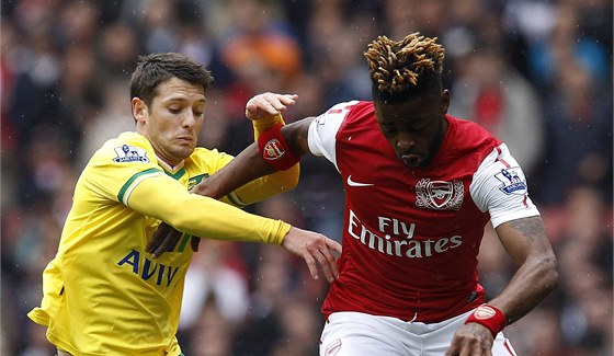 Alex Song (vpravo) u za Arsenal nastupovat nebude.