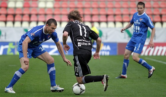 PRNIK OBRANOU. Píbramský útoník Martin lapák se snaí projít ostravskou