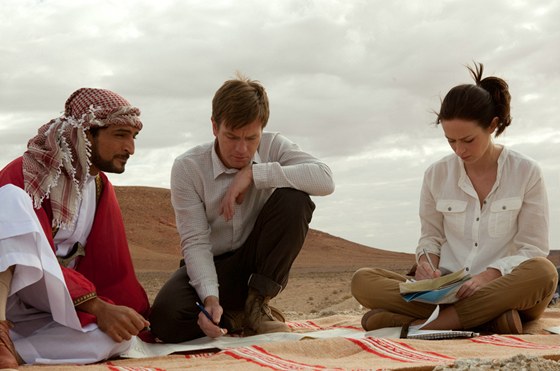 Amr Waked, Ewan McGregor a Emily Bluntová ve filmu Lov losos v Jemenu (2011)