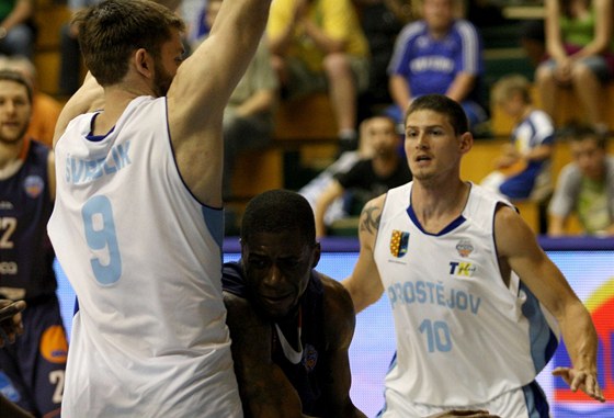 Dínský basketbalista Anthony Burke proniká prostjovskou obranou.