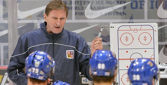 Čeští hokejisté sledují pokyny trenéra Aloise Hadamczika.