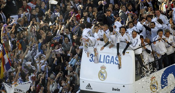 Fotbalisté Realu Madrid pijeli mezi 25 000 slavících fanouk v oteveném