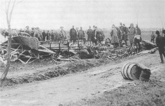 Trosky letounu Ca.33, v n�m� zahynul M. R. �tefánik