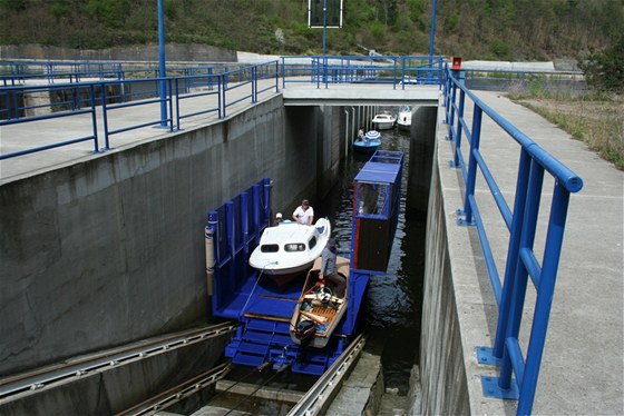 Nově rozšířený vozík lodního výtahu může vyvézt po hrázi orlické přehrady až tři a půl tuny vážící lodě.