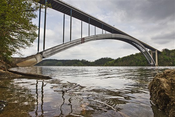 Žďákovský most je největší jednoobloukový most bez táhla na světě.