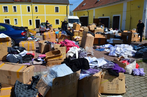 Použité oděvy už nemusejí končit na skládce, ale ve sběrně nebo speciálním kontejneru a pomoci potřebným. (Ilustrační snímek)
