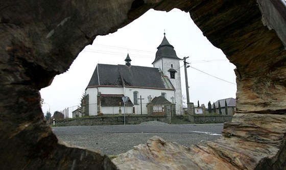Dominantou íhot je kostelík s pohnutou minulostí.
