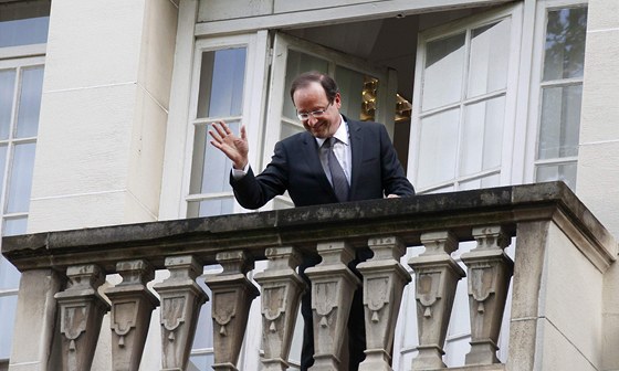 François Hollande mává z balkonu paíské centrály volebního tábu svým